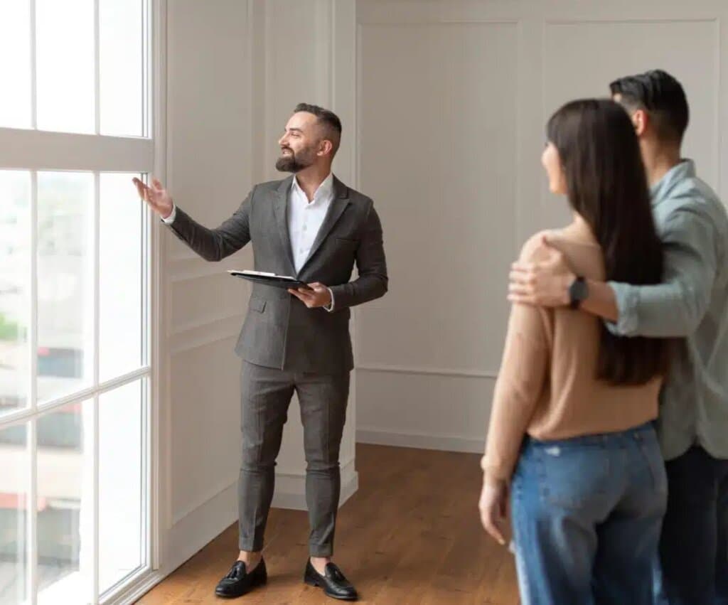 Couple d'acquéreurs en visite avec leur conseillère immobilière