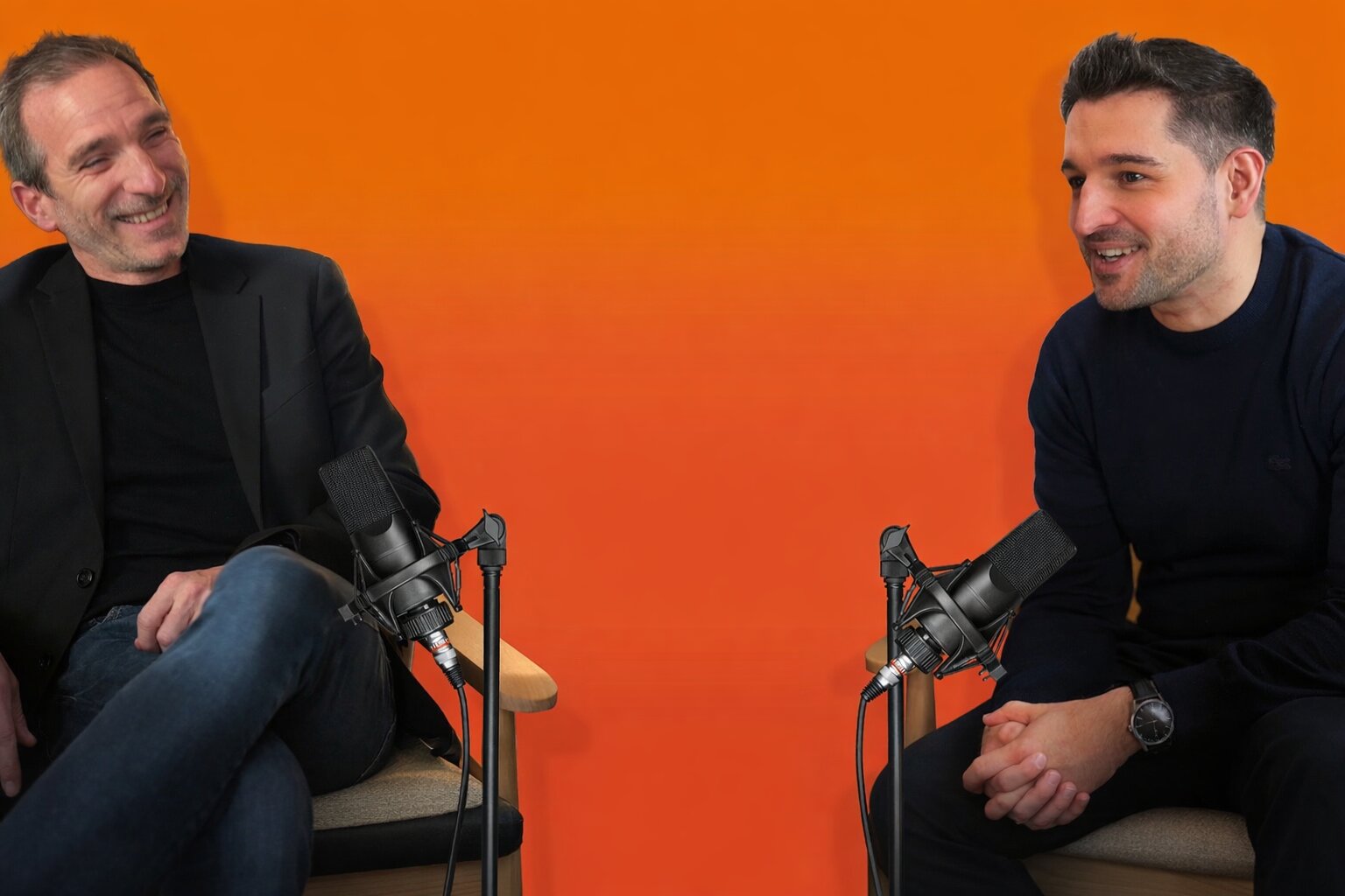 Samuel Cuny et Jérôme Sens, co-animateurs du podcast Les Bros de l'Immo, en studio avec leurs micros